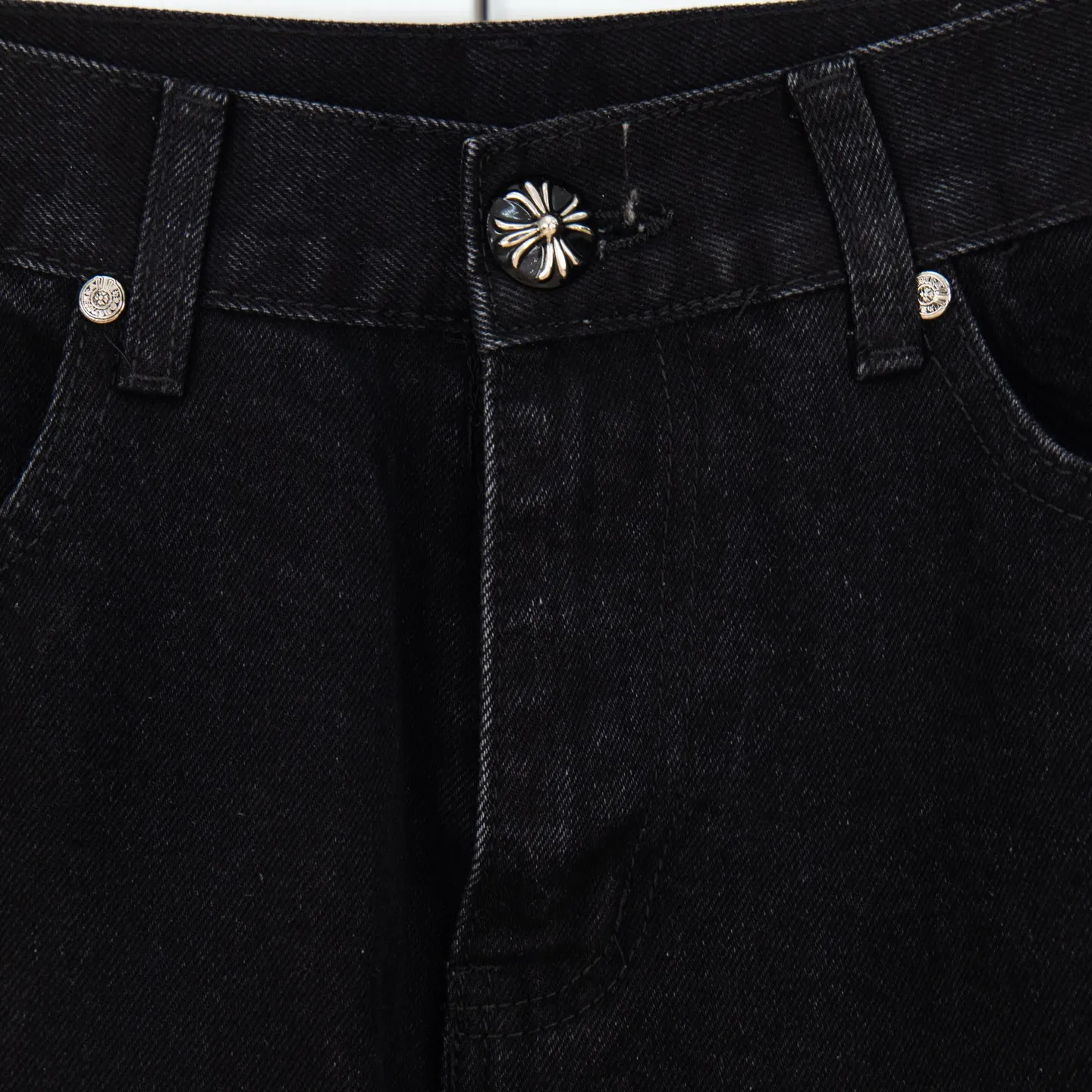 P260 Chrome Hearts Chrome Hearts Black Multi-leather Elements Full of Details Washed Jeans Authentically Restore the Ultimate Vintage Texture Three-Dimensional Fit Loose and Comfortable, Not Slimming Appearing Tall and Slim Made by a Manufacturer Original Quality Control Same Style for Men and Women Can Be Matched for Couples Versatile Recommendations Must-Have Jeans for All Seasons Fashionistas Have Been Disappointed From the Quality Selection of Fabrics, Cutting of Details, and Matching of Patterns, Everything Is Impeccable! The upper body is so handsome when worn...it can be easily worn by men, women and children! The craftsmanship is made of heavy-duty washed pure cotton denim fabric. After washing, it is soft and thick. It is very stylish when worn on the body. Style number: 1775# Color: black Size: 28 30 32 34 36